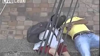 بالفيديو.. شاهد ماذا حدث لـ«حرامي» سرق رجلا فقد وعيه بالطريق