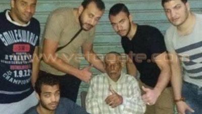 بالصور.. شباب ينقذون حياة «مشرد»