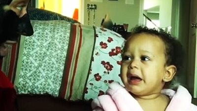 بالفيديو والصور.. رد فعل طفلة شاهدت والدتها بقناع للبشرة