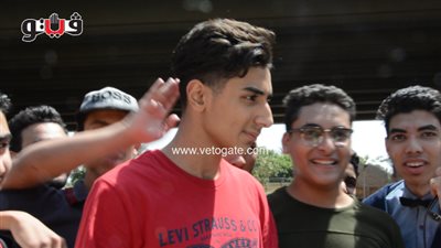 بالفيديو.. «الضرب بالقفا» بين طلاب الثانوية فرحا بامتحان «العربي»