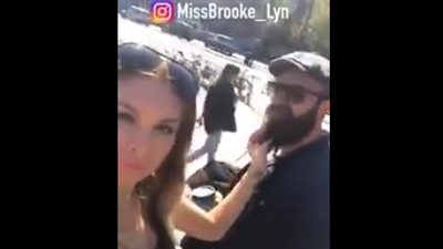 رد فعل شباب وضعت فتاة حسناء يدها على لحاهم (فيديو)