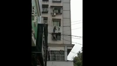 إنقاذ بطولي لطفل يتدلى من شرفة بالطابق الثالث (فيديو)