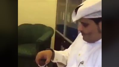 شاب خليجي يتعرض لموقف محرج بسبب «كيكة» (فيديو)