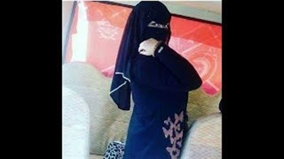 فتاة تخرج لسانها وتغمز للسائق تثير استياء السعوديين (فيديو)