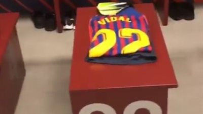 شاهد غرفة ملابس برشلونة قبل لقائه أمام أيندهوفن (فيديو)