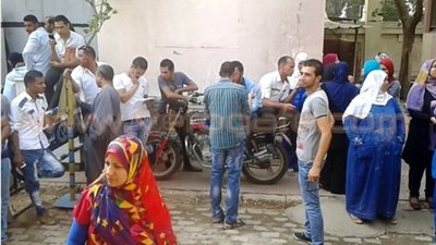 بالصور.. وقفة احتجاجية لعمال النظافة والأمن بمستشفى بني سويف