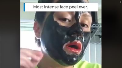 معاناة امرأة في إزالة الماسك من وجهها تشعل فيس بوك (فيديو)