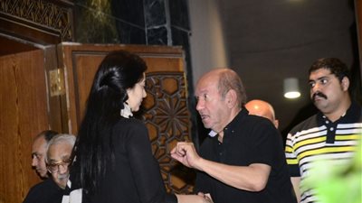 بالصور.. لطفي لبيب أول حضور عزاء والد هبة مجدي.. وخطيبها «غياب»