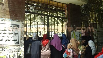 بالصور.. تجمهر أولياء أمور أمام  لجنة ثانوية عامة بالهرم