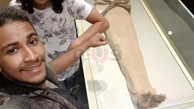 بالصور.. شاب ينتهك لوائح المتحف المصري ويلتقط سيلفي بغرفة المومياوات