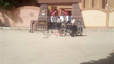 الحر يمنع أولياء الأمور من الوجود أمام لجان الأقصر