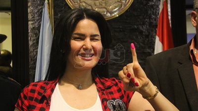 سما المصري تخرج «لسانها» للإخوان عقب إدلائها بصوتها (صور)