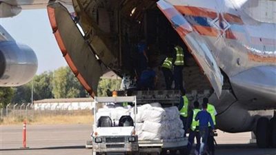 طائرة روسية تنزل 18 طنا من المساعدات لسكان دير الزور بسوريا