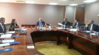 «قابيل» يبحث مع مسئولي البنك الدولي تأهيل مناطق سوهاج وقنا الصناعية