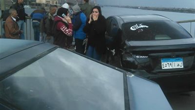 انتشال ميكروباص سقط من أعلى كوبرى الساحل (صور)