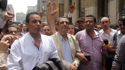 محطات في محاكمة نقيب الصحفيين بتهمة إيواء مطلوبين.. 14 جلسة أمام القضاء.. الحبس عامين أولى جولات التقاضي.. و«مستأنف قصر النيل» تسدل الستار على القضية اليوم