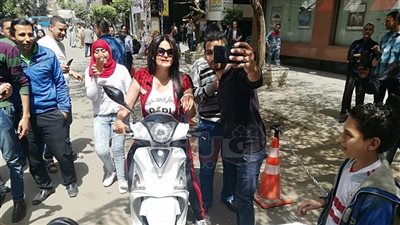 مشاهير يواصلون الإدلاء بأصواتهم في ثاني أيام الانتخابات الرئاسية.. منة فضالي تتصدر المشهد في 6 أكتوبر.. «سما المصري» تصل اللجنة بـ«موتوسيكل».. و«يسرا» تشارك في الملحمة ال