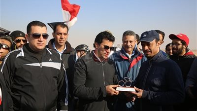 وزير الرياضة يقود ماراثون الدراجات للشباب العربي في سفح الأهرامات (صور)