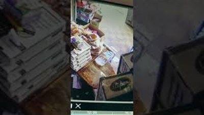 لحظة سرقة لص مسن محل في وضح النهار (فيديو)