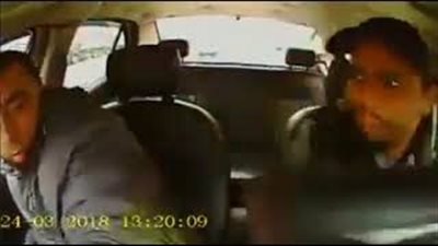 لحظة اعتداء لص على سائق سيارة أجرة بالمغرب (فيديو)