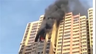 نجاة شخصين بأعجوبة من حريق شقتهما في الصين (فيديو)