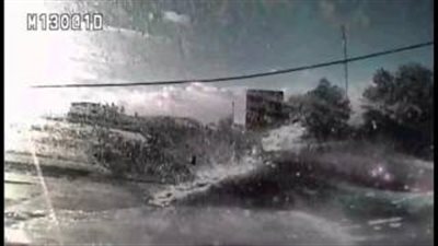 بالفيديو والصور.. ألواح جليد تحطم زجاج سيارة