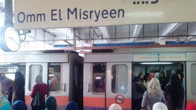 شرطة النقل تعيد طفلة تائهة لوالدتها بمحطة مترو أم المصريين
