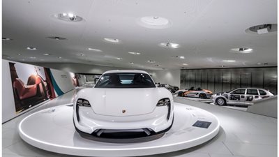 بورش تعرض 75 سيارة في متحف «Porsche Museum« (صور)