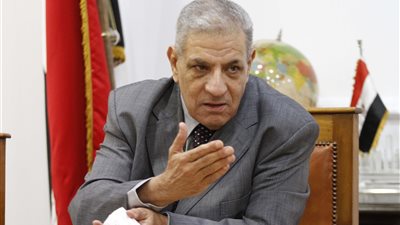 إبراهيم محلب يشيد بجهود محافظة المنيا في استرداد الأراضي ويصفها بـ«قصة نجاح»