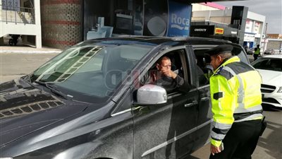 مساعد وزير الداخلية للمرور يوزع الورد على المواطنين (صور)