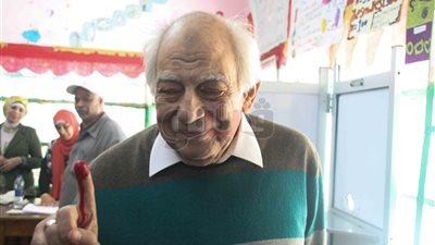 الفنان رشوان توفيق: سأنتخب السيسي ولو أتيت زاحفا (فيديو)