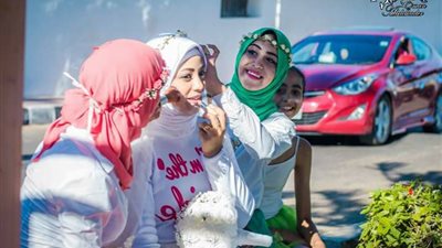 بالصور.. فتيات يفاجئن صديقتهن العروس بهدية غير متوقعة