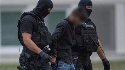 العراق يسلم ألمانيا المتهم باغتصاب وقتل مراهقة (صور)