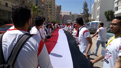علم مصر بطول 100 متر يتقدم مسيرة طلاب جامعة دمنهور (فيديو)