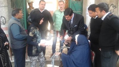 قاض بالجيزة يترك لجنته لمساعدة عجوز مريضة (صور)
