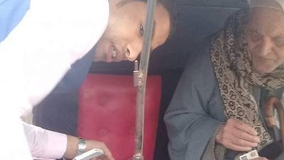 مواطن يدلي بصوته من داخل توك توك في القليوبية (صور)