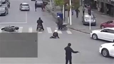 سائق يتلقى عقابا قاسيا بعدما صدمه قائد دراجة بخارية (فيديو)