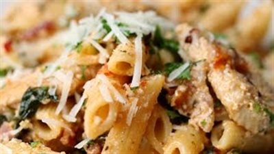 بالفيديو.. أسرع طريقة لعمل مكرونة البنا بصدور الدجاج