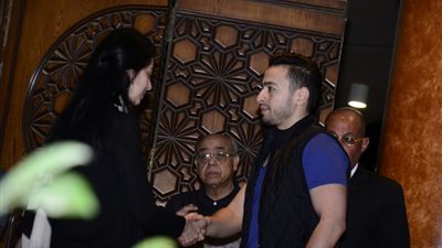 بالصور..مي كساب وحمادة هلال يشاركان في عزاء والد هبة مجدى بمسجد الشرطة