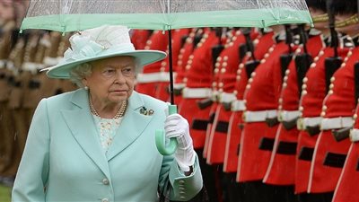 انتقادات للملكة إليزابيث بسبب تكريمها شخصيات عامة