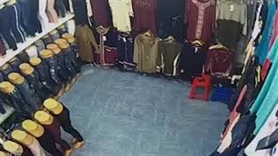 بالفيديو.. رد فعل بائعة لحظة اكتشافها سرقة المحل