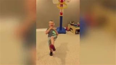 بالفيديو.. شاهد ماذا حدث لطفل أثناء احتفاله بهدف