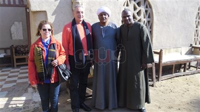 الفنان محمود حميدة يزور قرية حسن فتحي بالأقصر ويطالب بتطويرها (صور)