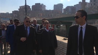 أهالي الشرقية يستقبلون وزير التنمية المحلية بالزغاريد وهتاف «تحيا مصر»