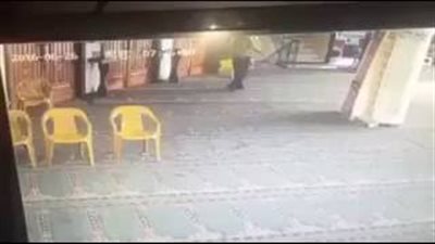 بالفيديو.. لحظة سرقة رجل لمسجد وإتلاف الكاميرات