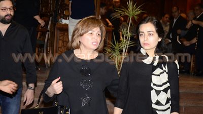بالصور.. إلهام شاهين وشقيقها يشاركان في عزاء والد هبة مجدي
