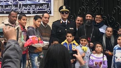 ضباط قسم حلوان يوزعون الورود والهدايا على المواطنين (صور)