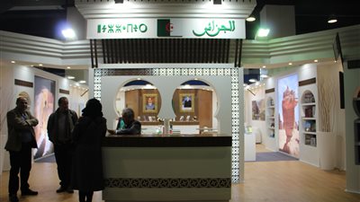 الناشرون يستعدون لافتتاح معرض الكتاب رغم سوء الطقس (صور)