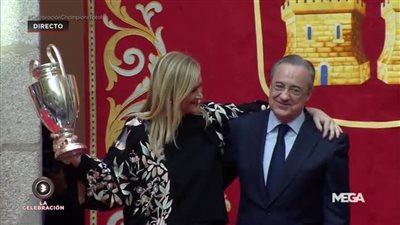 رئيس ريـال مدريد يهدي عمدة المدينة نسخة مصغرة من دوري الأبطال