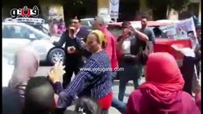 وصلة رقص لسيدة تعيق حركة المرور في شارع شبرا (فيديو)